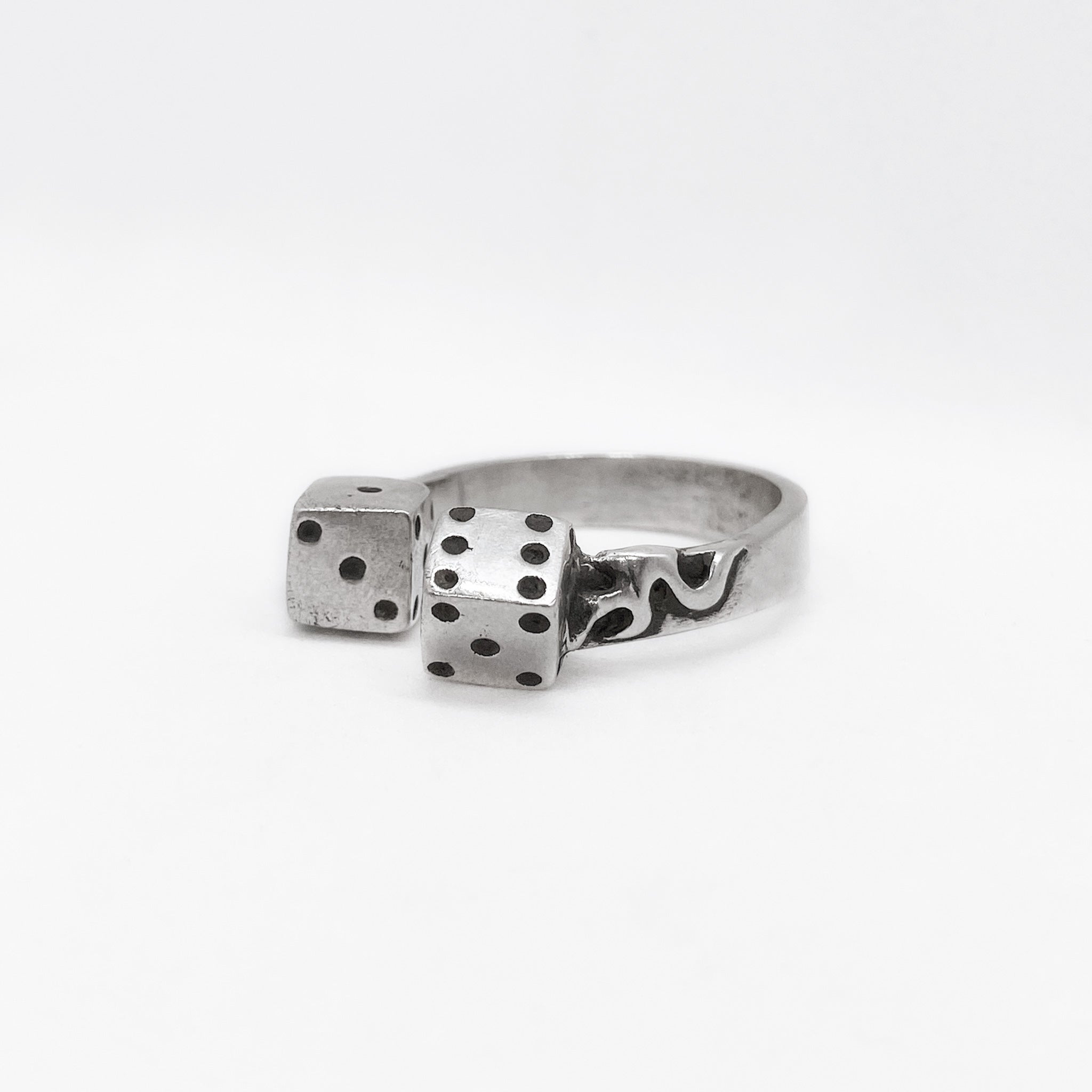 anillo-dados-ajustable-plata-flame-web-01_b602eb22-178e-42ec-8d66-38f72e6e9f89.jpg