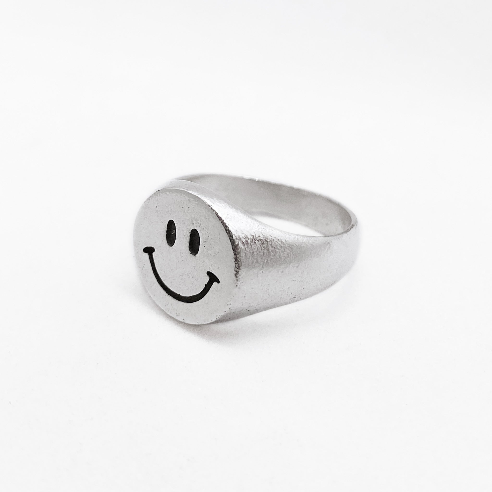 anillo-emoji-feliz-plata-flame-web-02_9cfd8c84-9bde-4d93-a3bb-0eddc5e8668f.jpg