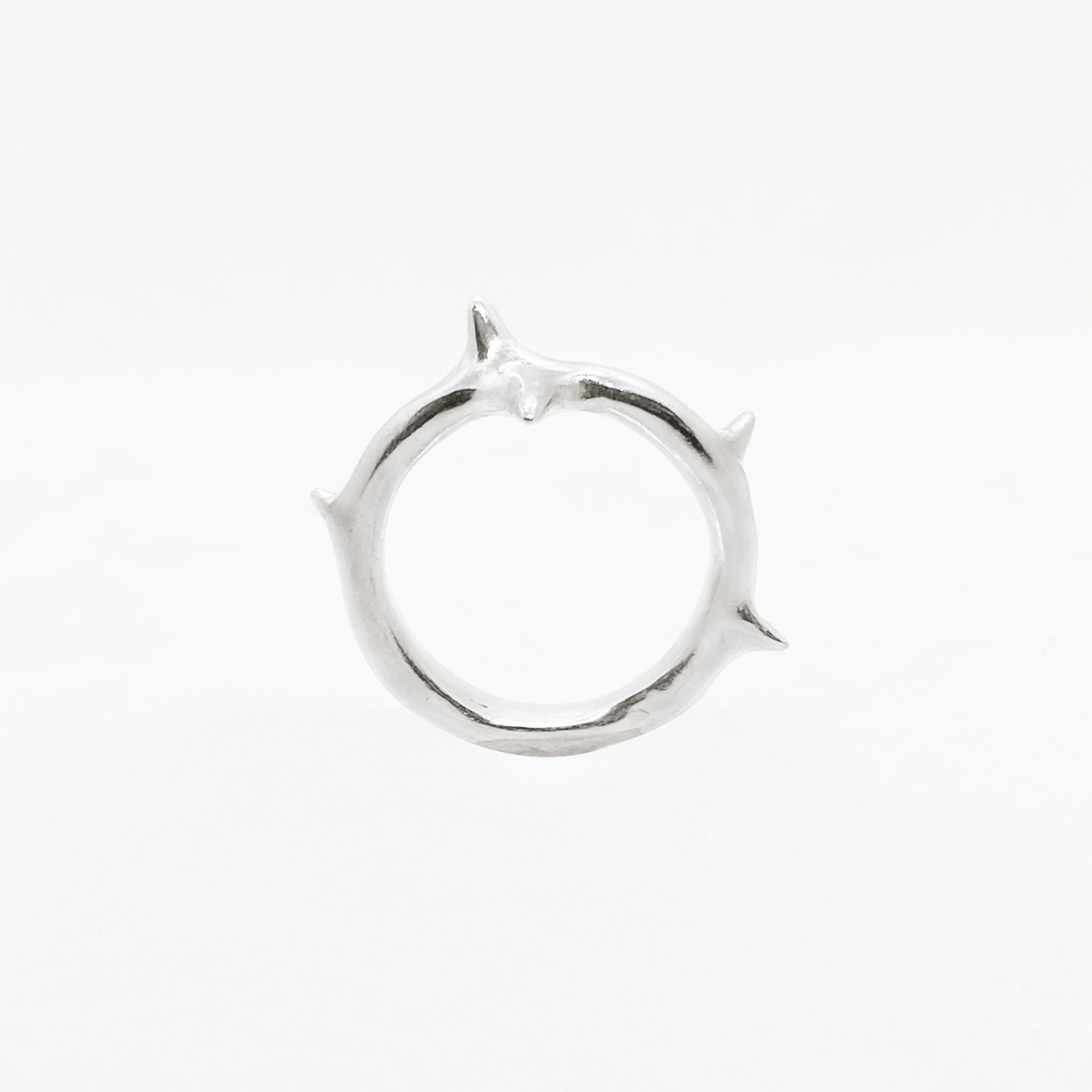 anillo-espinas-plata-flame-web-02_43cc9a24-0b55-4a7c-8c5f-981828a36f5c.jpg