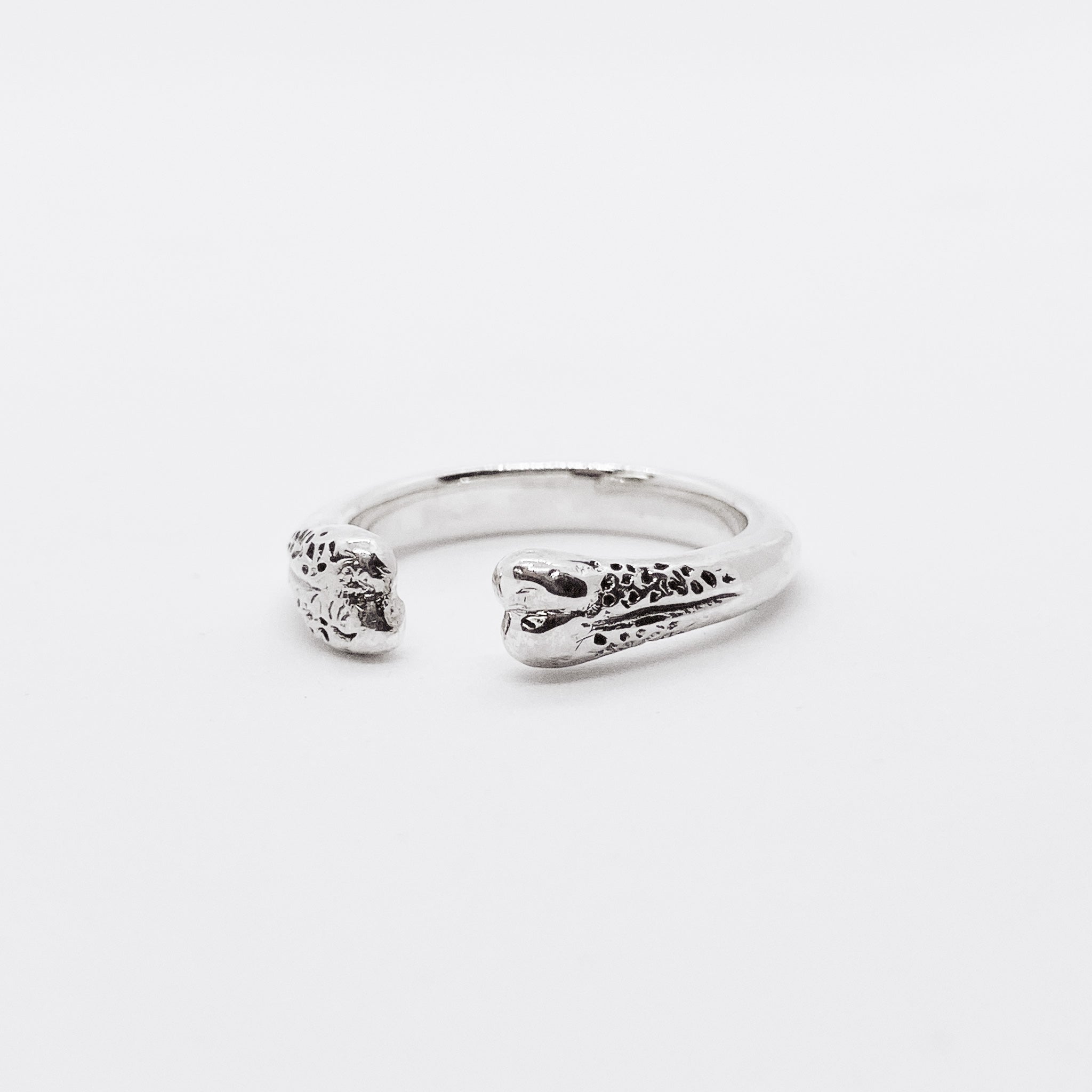 anillo-hueso-ajustable-plata-flame-web-01_559ee6c4-96dc-4bb1-a648-ac4b533fc4ff.jpg