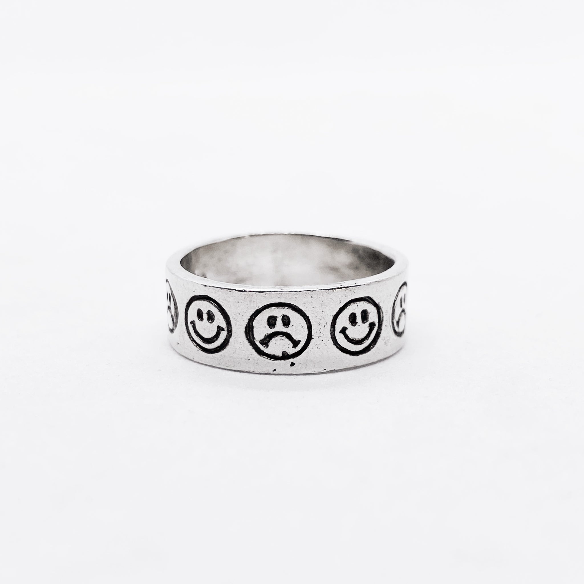 anillo-lisa-emoji-feliz-triste-plata-flame-web-01_881b1d27-6dea-4d79-9e7f-a428d83bc3b0.jpg
